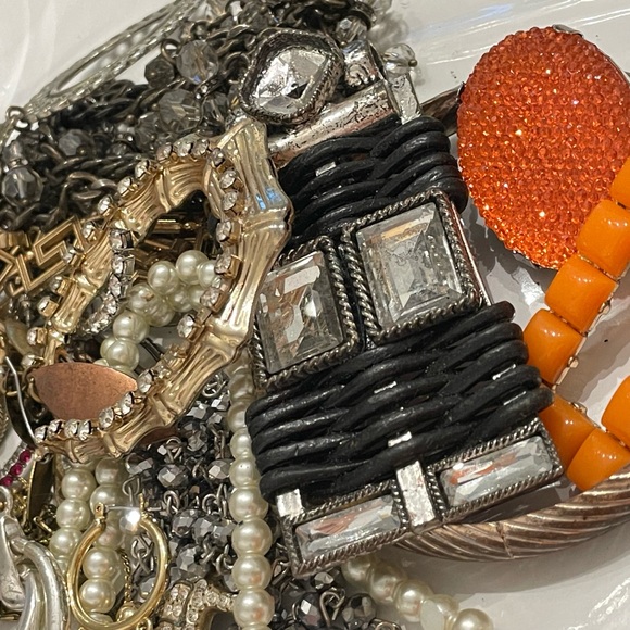 Total 5 Lb (including🫙) of Craft Scraps Junk Drawer Mystery Jewelry Lot 💍📿 - Picture 7 of 11